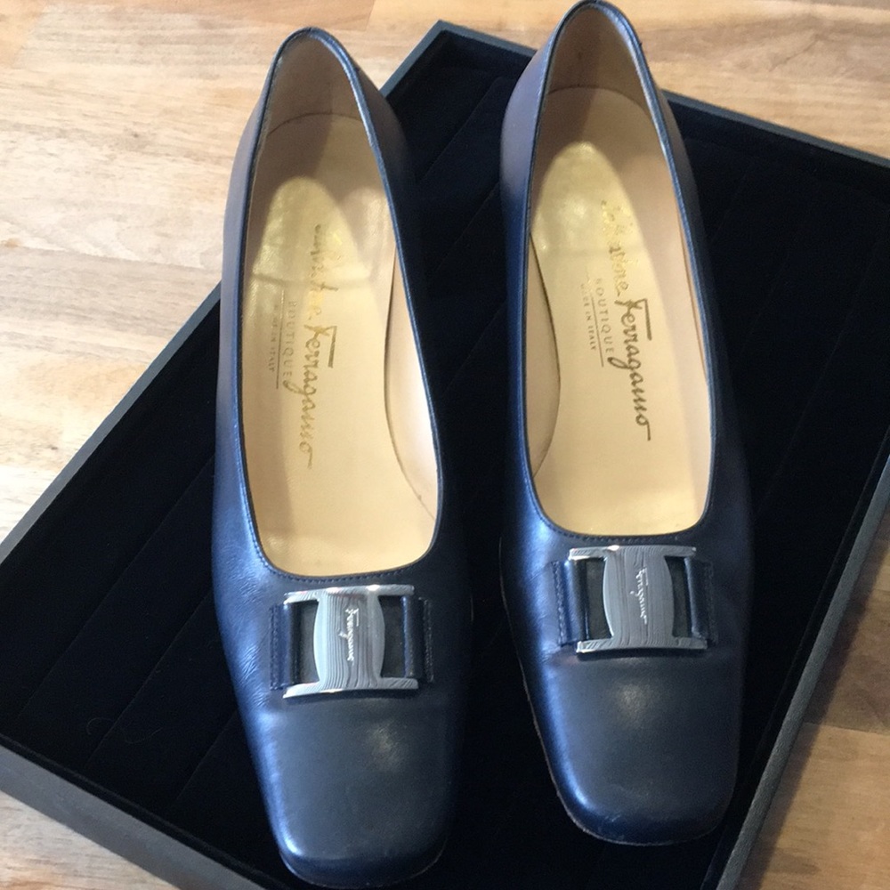 Salvatore Ferragamo Boutique Pumps Silver Buckle